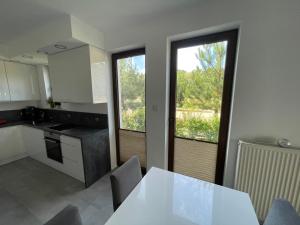 Kuchyňa alebo kuchynka v ubytovaní Baltica Heaven Apartmant 95F