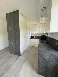 Kuchyňa alebo kuchynka v ubytovaní Baltica Heaven Apartmant 95F