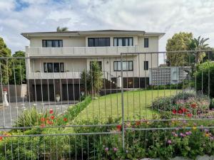 una casa con una recinzione di fronte a un giardino di Cape Dawn Guest House a Parow