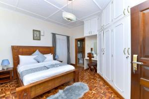 מיטה או מיטות בחדר ב-The Premier Suites