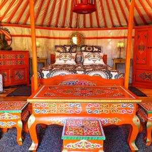 a bedroom with a bed in a yurt at Eco Yourte Les Airelles in Saint-Anthème