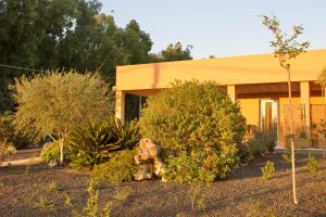 a house with a garden in front of it at MARIS Apartments & Bedrooms in Alghero