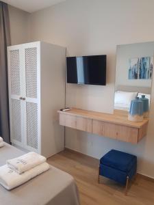 TV a/nebo společenská místnost v ubytování CONMARI LUXURY STUDIOS + 37 fotografií