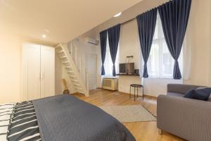 ein Schlafzimmer mit einem Bett und ein Wohnzimmer in der Unterkunft Lovely 1 bedroom flat with central location in Budapest