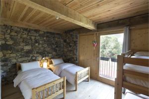 En eller flere senge i et værelse på Mas rural El Negre