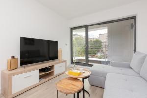 Televízia a/alebo spoločenská miestnosť v ubytovaní Apartment Awanport Gdynia Żeromskiego by Noclegi Renters