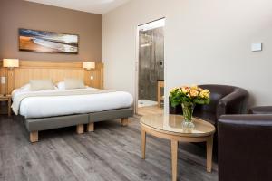 Llit o llits en una habitació de Hotel Restaurant Spa du Tumulus Carnac