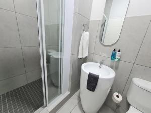 Kylpyhuone majoituspaikassa MINT Express Melrose View