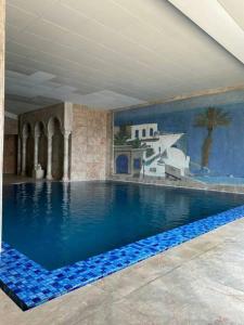 Charming 1-Bed Apartment in Tunis close to centre tesisinde veya buraya yakın yüzme havuzu