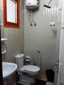 małą łazienkę z toaletą i umywalką w obiekcie Dream Hotel w mieście Qinā