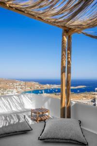 una camera da letto con vista sull'oceano di Saint L Heated Pool Sunset Villa- Three Bedrooms a Mykonos Città