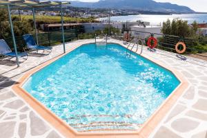 Bazén v ubytovaní Afroditi Apartments alebo v jeho blízkosti