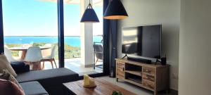 Televízia a/alebo spoločenská miestnosť v ubytovaní Blue sunset