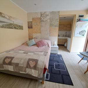 Ένα ή περισσότερα κρεβάτια σε δωμάτιο στο Domki i apartamenty w Ustroniu Morskim