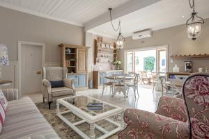 sala de estar con mesa y sillas en Avenues Guest House, en Stellenbosch