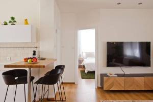 a living room with a television and a table and chairs at ^Superior 1 BR in the heart of the old north^ in Tel Aviv
