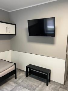 TV a/nebo společenská místnost v ubytování Garni Hotel Eastside