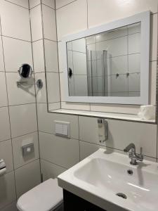 Koupelna v ubytování Garni Hotel Eastside + 16 fotografií