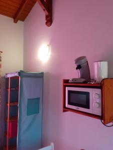 Kuchyň nebo kuchyňský kout v ubytování ARCHE DE L'ISLE