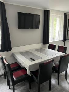 TV a/nebo společenská místnost v ubytování Garni Hotel Eastside