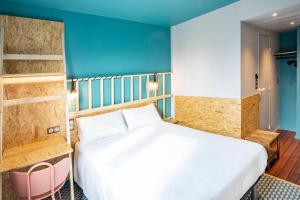 Postel nebo postele na pokoji v ubytování Birgit Hôtel Le Havre Centre