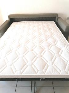 eine Matratze auf einem Bettrahmen in einem Zimmer in der Unterkunft Studio 4 personnes bord de mer avec piscine wifi in Cervione + 19 Fotos