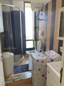 ein Badezimmer mit Dusche, Toilette und Waschbecken in der Unterkunft Geltrude in Avola
