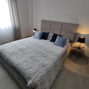 una camera da letto con un grande letto con cuscini blu di Ratac a Pučišća
