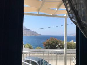 una vista del océano desde una ventana en 1 Bed Apt - Sleeps 2 - Free Parking - Sea View, en Masouri