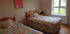 Postel nebo postele na pokoji v ubytování Beautiful 3 Bed Apartment with Balcony Sea View