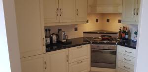 A kitchen or kitchenette at Beautiful 3 Bed Apartment with Balcony Sea View