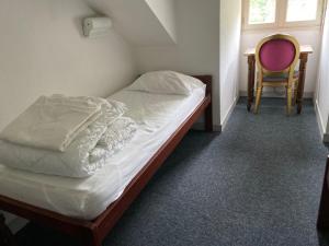 Ένα ή περισσότερα κρεβάτια σε δωμάτιο στο Auberge de la Vallée d'Ossau