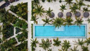 Der Swimmingpool an oder in der Nähe von Mwezi Boutique Resort