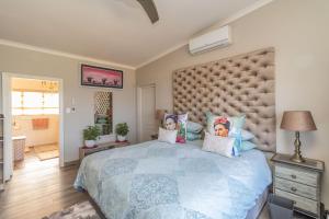 Vista Oceana – 4 Bedroom, Uvongo, Manaba Beach tesisinde bir odada yatak veya yataklar