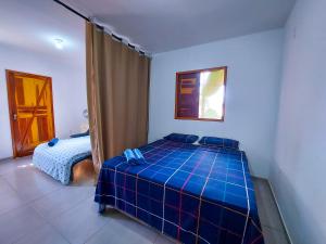 1 dormitorio con 1 cama azul en una habitación en Aconchego na Chapada, en Lençóis