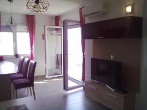 TV a/nebo společenská místnost v ubytování Apartman Mihalj Zadar-Rtina Miletici