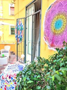 ein Gebäude mit einem bunten Regenschirm auf der Seite in der Unterkunft Concept b&b naples in Neapel