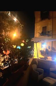 eine nächtliche Aussicht auf ein Haus mit einem Baum und einem Straßenlicht in der Unterkunft Concept b&b naples in Neapel