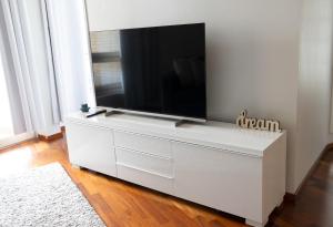 TV a/nebo společenská místnost v ubytování 2ndhomes Luxury 1BR Kamppi Center Apartment with Sauna and Big Terrace