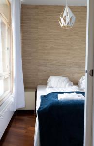 Postel nebo postele na pokoji v ubytování 2ndhomes Luxury 1BR Kamppi Center Apartment with Sauna and Big Terrace