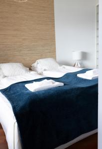 Postel nebo postele na pokoji v ubytování 2ndhomes Luxury 1BR Kamppi Center Apartment with Sauna and Big Terrace