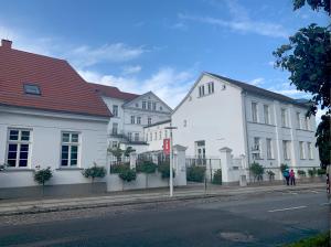 プットブスにあるHotel & Steakhouse am Schlossparkの市道白い建物群