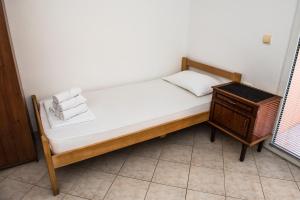 małe łóżko w pokoju ze stołem w obiekcie Apartment Lucky 1 w mieście Tivat