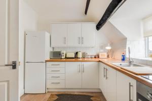 Η κουζίνα ή μικρή κουζίνα στο The Nook, Newly Available Relaxed 2 bed, Cotswolds