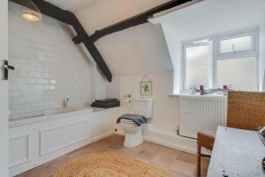 Ένα μπάνιο στο The Nook, Newly Available Relaxed 2 bed, Cotswolds