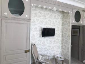 sala de estar con TV en la pared en Aux remparts de Montreuil en Montreuil-sur-Mer