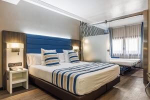 Llit o llits en una habitació de Hotel Ronda Lesseps