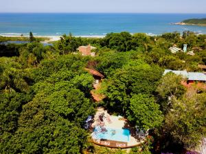 una vista aérea de un complejo con piscina y el océano en Studios do Barão - Conforto e privacidade em meio à natureza en Praia do Rosa