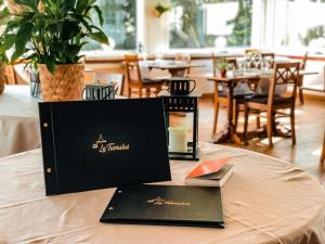 a table with a black sign on top of a table at Hotel Restaurant Spa du Tumulus Carnac in Carnac