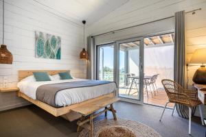 Postel nebo postele na pokoji v ubytování Lodges de Camargue